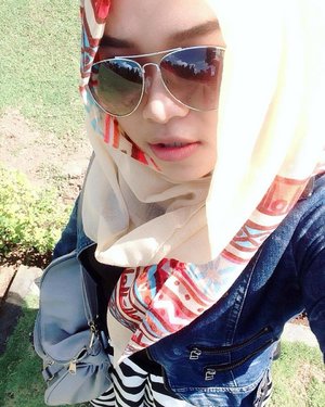 silau men~~.......#hijab #green #ootd #hijabbi #hijabers #instahijab #clozetteid #hotd #pastel #smile #instadaily #hdr #grass #candid #tribalshawl #tribal #yellow #nikeskydunk #nike #rayban #blazerjeans #studded #holiday #sunglasses #jeans #monochrome #stripes #magelang #hijabfashion #fashionstyle
