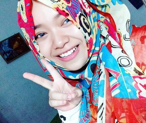 hellaww 😂😄✌🏻️✌🏻✌🏻️.......#latepost #selfie #hehehe #hijab #brown #colorful #cheerful #laugh #smile #hijabbi #hijabers #instahijab #clozetteid #hotd #pastel #smile #instadaily