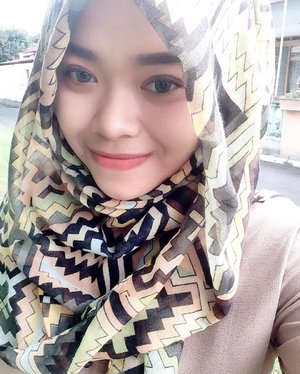 ☺️☺️
.
.
.
.
.
.
.
#latepost #selfie #hehehe #hijab #instahijab #clozetteid #hotd #pastel #smile #instadaily #makeup #softlens #powerofmakeup #hijabbi #hijaber #smile #flawless #hahaha #makeupaddict #clozetteindonesia #red #tribalshawl #tribal #nude #naturalmakeup #iphonesia #greeneyes