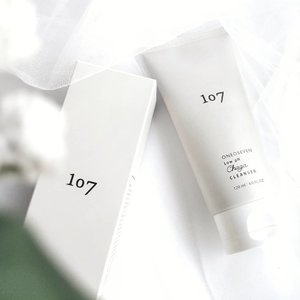 @107global Low pH Changa Cleanser
.
Do you guys still remember the texture shot that I shared last Tuesday? So here's the product! This product has been selected as the best 2019 cleanser @beaut.chat version.
.
Half of 2020 we have passed, and I think that this is still the best cleanser I have ever found.
.
The key ingredients are Changa Mushroom Extract, 10 Complex & 5 Years Naturally Fermented Vinegar. This cleanser is formulated for those who have dry or irritated, sensitive & dehydrated skin. Works by gently cleansing the skin without any stripping or drying sensation.
.
It has gel to mild foam texture, clear with yellowish hints. There are dried plant flakes in it which works as a natural gentle exfoliation that is very safe to use daily.
.
It has a very pleasant combination of grapefruit and bergamot scent, I love it!
.
I didn't notice any bad effects on my sensitive skin while using this cleanser. I really like how soft the foam produced and the dried plant flakes in it exfoliate my skin gently without hurting it. After rinsing, my skin feels very soft, moist & hydrated. It also helps soothe problematic skin.
.
Have you ever tried this cleanser? What do you think?
.
.
.
.
#oneoseven #oneosevencleanser #oneosevenlowphchangacleanser #cleanser #facecleanser #kbeauty #beautchat #koreanbeauty #kskincare #koreanskincare #beauty #glowingskin #skincare #skincarereview #clenaserreview #beautycommunity #skincarecommunity #skincareroutine #ClozetteID #instabeauty