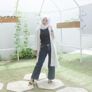 The pose i always do for ootd pic. If u notice it lol😝#ClozetteID #Clozette #Clozetter #JogjaBloggirls #ootd #hijabootd #hijab #casualhijab #bloggers #ootdyk #outfit #whiteoutfit #simpleoutfit #cutbray