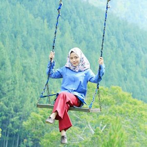 swinging in the sky☁ (berasa jd anak sd lagi lol) .
.
.
.
#lodgemaribaya #hijab #hijabtraveller #hijabtravellers #clozetteid #traveller #jogjabloggirls