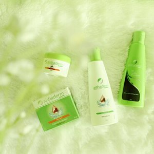 Produk halal dari Aishaderm💚
-VC Cream
-Sunscreen
-Facial Wash
-Shampoo
Review on my blog😗
.
.
#aishaderm #skincare #cosmetics #review #beauty #makeup #sunscreen #facialwash 