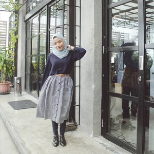 Look at my skirt! Yes, it's made by myself and i like it. I just recycle it from my old pashmina and sew it up💙🙈 #ClozetteID #JogjaBloggirls #ootd #hijab #Blogger #BloggerJogja #BeautyBloggerJogja