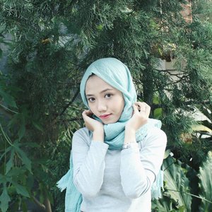 Self reminder :
Learn love without condition. Talk without bad intention. Give without any reason. And most of all, care without any expectation🌱🌿
Taken by : @misslavii
.
.
.
.
#clozetteid #clozetter #hijab #hijabdaily #hijaboftheday #casual #nature #natural #outfit #grey #tosca