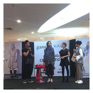 Demo hijab at @gaudi_clothing  x @havaid #clozetteid #havaid #gaudiclothingindonesia #launching #gaudiclothing