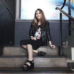 I listen to rock and metal because mostly the lyrics are more romantic and meaningful than any other music that only talk about drugs, party, sex and women.
#clozetteid #clozette #fashion #style