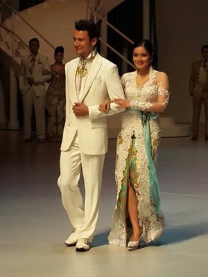 Pasangan Christian Sugiono dan Titi Kamal Membawakan Kebaya Pengantin Rancangan Anne Avantie