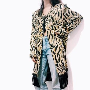 Can't get over it! New post on the blog about this shiny item 🌟🌟🌟😎
•
•
•
•
•
• #fashionblog #styleblogger #thriftshop #thrifting #leopardprint #blogger #indonesiablogger #ggrep #kimono #bloggerbabes #clozetteID