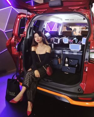 Sight-seeing at #SientaXJFW #PopUpPlayground 🚘 Loving this modern and stylish new Sienta, especially the large cabin. Perfect for those busy people out there who treats car as their second home 🏡💕 @toyotaid •
•
•
•
• 📸 : @iraanursyadha •
• #jfw2018 #jakartafashionweek #toyotaid #clozetteid #bloggerstyle #bloggerbabes #outfitoftheday