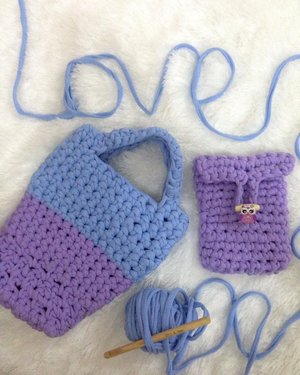 Another weekend project,, 👯👯👯👯 mohon maklum ama bentuk handbag yang miring-miring gegara gak bisa ngitung chain 😅😅 #weekendproject #crocheting #crochetmadness #knitting #clozetteid