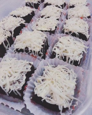 #throwback when I made my first brownies ever with my ownself. Hehe
.
.
.
#homemade #brownies #cheese #coffee #chocolate #notbad #clozetteid #clozettedaily #clozetter