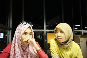 Stares....Real candid by @maimunahsm♥#duahijab #candid #night #chat #hijabers #clozetteid #clozettedaily