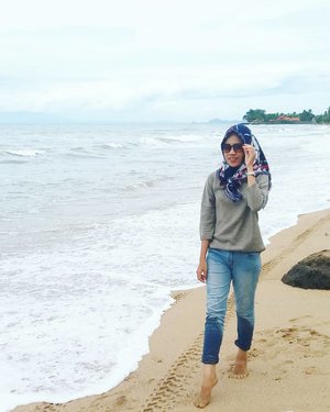 Let the waves hit your toes,
And the sand be your shoes🙆
.
.
.
#qotd #latepost #beach #pardonmyexpression #toohappyface #notreadypose #clozetteid #clozettedaily