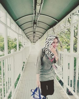 Pure candid. Please ignore my too-happy-face. Im just admiring that perspective behind me😊😁 📷: @maimunahsm #candid #happyface #perspective #vintage #vintagephoto #busway #clozetteid #clozettedaily