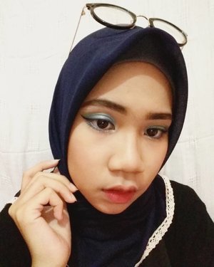 When blue meets red...♥
So, this is my face with full-makeup wkwk 😆😜
Brave myself for trying this metallic blue-colour on my eyes🤓☺
#DEFINEYOURBEAUTY #GraziaXStudiomakeup #StudiomakeupID #clozetteid #pardonmyface @grazia_id @studiomakeupid