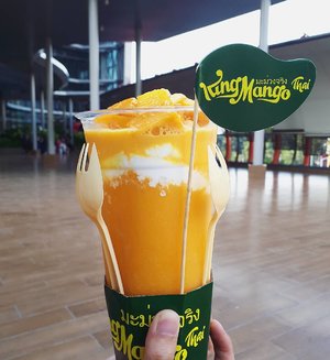 So tempting. So salivating~
Like u (lah?😂😆😝)
.
.
.
#latepost #kingmango #kingmangothai #mangojuice #clozetteid #clozettedaily