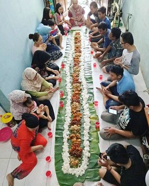 1 of 365: First Lunch in 2017♥
(Anggotanya baru 2/3 nya aja haha)
.
.
.
#makanpadangan #betawian #traditional #lifestyle #clozetteid