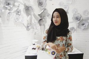 "Be careful with who you trust, if someone will discuss others with you, they will certainly discuss you with others." 🙃😂 #damnitstrue #quotes #qotd #ootd #hootd #hijaboutfitoftheday #vintageflowers #monochrome #background #clozetteid #clozettedaily