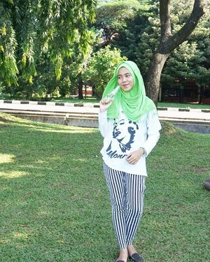 When you in a good mood for green♥ @sariayuhijab.Dont forget to post yours! Ehe @maimunahsm @fannyfitrilestari @zhrbn#hotd #SariAyuJFFF #beYOUtifulDay #BebasBerhijab #HOTDSA #hijabootdindo #ootdindo #green #EarthDay #hijabi #clozetteid #clozettedaily