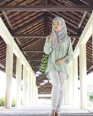 "Be less curious about people and more curious about ideas."-Marie Curie...Pastel top: Kenel by @salamahlala 😍😘#quotes #qotd #ootd #hootd #ootdindo #hijabootdindo #hootdduahijab #duahijabtrans7 #dailyoutfit #pastel #clozetteid #clozettedaily