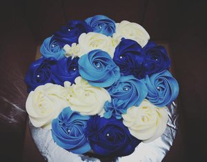 Why u feelin' so blue?
.
.
.
But u dont have to bcs u have this cake☺
#white #blue #rose #flowers #cake #rosescake #beautifulcake #sweetcake #cakequotes #clozetteid #clozettedaily