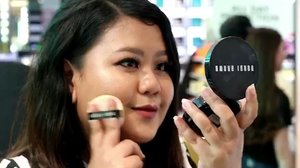If you’re fan of Bobbi Brown products like us, you’ll be thrilled to know that @bobbibrownid is now available at @sephoraidn. Today, @tiffanikosh @gianciana @larassitafaza and I got a chance to visit the launching of Skin Long-wear Weightless Foundation Full Cover Cushion Compact SPF 50 (such a long name 😂), tried the soon-to-be-hyped cushion, and fell in love instantly. In the video, You can watch how we have so much fun trying the products. You can experience the same excitement by visiting Sephora and trying the products by yourself. Have fun!#BobbiBrownID #bobbibrownskinlongwearweightlessfoundation #clozetteID #sephoraidn