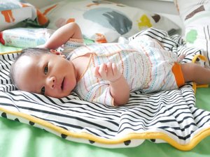 Selamat hari Kamis ❤ Rayna pakai selimut @littleanddear yang gemas & ga panas hihihi..#clozetteid #hello #babygirl ..📷 @fachreza