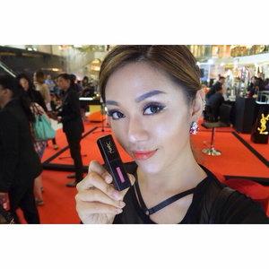 Earlier today at YSL Beauté event I'm wearing @yslbeauty Vernis À Lèvres Vinyl Cream shade 408 corail neo-pop 
#YSLBeautyID#MyLipVibes