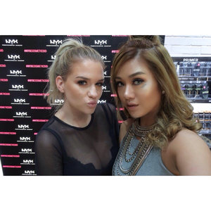 I'm so happy that finally I can meet @ssssamanthaa ❤️❤️❤️ thank u so much @jaquelicious 😘😘😘 and I also get to meet all these gorgeous people #getclosewithsamantha#NYXCosmeticsID