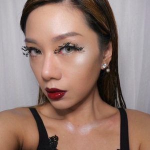 Essential needs to be a limelight at a party ✨ Statement eyelashes and a bold Lipstick ✨ 
Lashes "Fleur" by @flannel.lash #flannellash#eyelook
