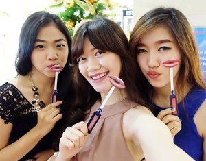 Our happy face after trying out @esteelauder's lip potion inspired by Kendall Jenner lips!💋 #clozetteID #lipstickenvy #EsteeLauderIndonesia