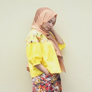 Yellow is dedefinitely my mood booster! Have you ever felt that wearing something you love, it just made you feel good? 😆💛.loving this boho embroidered top by @nyenproject 💛 go yellow to brighten your gloomy day! .📸 @icha_auliaa#clozetteid