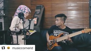 Repost from @musiccornerid 
Another cover by @aprido_perdana and me! , Pelangi (Hivi). Watch the full video on @musiccornerid chanel, link on their bio 💕 thank you so much @musiccornerid @empistudio for having us ! 
Any request for the next cover guys?? Please comment below , arigatou❤️ #clozetteid