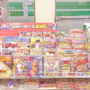 Rak majalah di konbini (lupa ini seven eleven apa family mart). Ini rak khusus manga, geser ke kiri dkit beda lagi genrenya paraaahhh 🤣🙄.#clozetteid #mellatravelogue