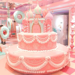 Found this candy land in Shibuya 109! It’s called Moreru Mignon, where you can take a purikura inside the box or you can just snap your photos around this super kawaii interior 💅🏻 Sweetness overload 💕 can’t wait to share it in my blog ! www.mellarisya.com

#clozetteid #mellatravelogue