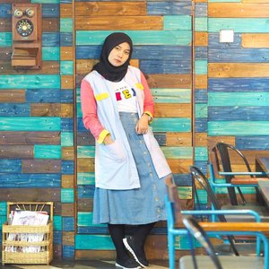 Cafe hopping situation in Surabaya, and yesss I have a thing for a colorful backdrop 🌈💖#clozetteid 📷@nikenpatitis ❤️❤️❤️