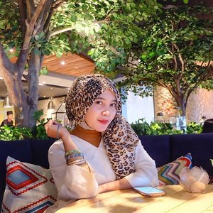 For some reasons my hijab matches the tree 🐯#clozetteid