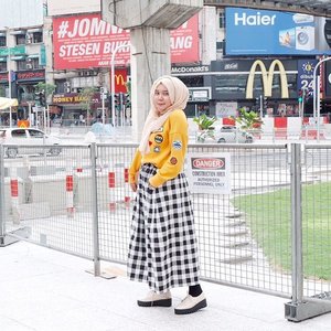 My kind of outfits crush, Yellow x gingham 💛💛💛 Patched sweater by @chocochipsboutique 
Customed skirt by @house.of.mamam 
Happy friyay!
#clozetteid