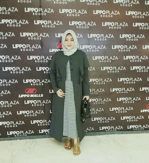 Masih edisi hari rayaaaa My outfit today is monochrome look, Monochrome is my favorite shade. I'm wearing Celia Long Coat in Dark Grey from @havaid this is best seller item from @havaid. Favorite!! 💕💕#havaindonesia #HavaGayaHariRaya #HAVAnMe #OutfitOfTheDay #OOTD #muslimootd #clozetteid #clozettedaily