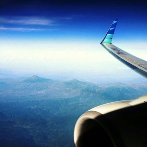 Enjoy the flight with @garuda.indonesia 📷 #sonyxperia .
.
.
.
#garudaindonesia #flight #latepost #quotestoliveby #sky #onboard #onduty #flytothesky #flytothemoon #ritystrip #ritystory #clozetteid #womanblogger #travelerlife #myadventure #travelerblogger #island #enjoytheflight  #indonesiaairlines #airlines #igersindonesia #mytravelgram #myadventure