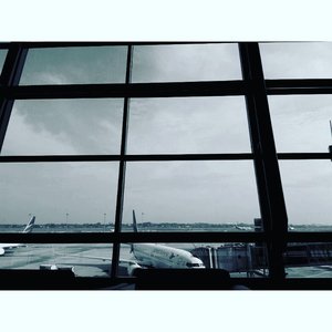 Waiting ✈
.
.
.
#garudaindonesia #flight #throwback #onduty #soekarnohattaairport #airport #work #meeting #bw #bwlandscape #travelerblogger #womanlifestyle #womantraveler #ritystory  #travelerlife #mytravelgram #womanentrepreneur #photooftheday #myselfie #travelgram #clozetteid #womanblogger #wanitatangguh #igersindonesia #likeforlike
