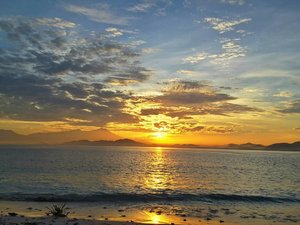 The sky takes on shades of orange during sunrise and sunset, the colour that gives you hope that the sun will set only to rise again.
Have a bless day 😍
.
.
.
.
.
#beach #explorentb #explorelombok #ritystrip #travelerblogger #womanlifestyle #womantraveler #ritystory #travelerlife #mytravelgram #instatravel #igersworldwide #igersindonesia #instaphotoshoot #instanusantara #instajava #pesonaindonesia #instapic #samsungphotography #photooftheday #picsoftheday #travelgram #clozetteid #myadventure #wonderfulindonesia #travelgallery #wanitatangguh
