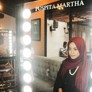 My beautyclass with @puspitamarthaid is now on my blog (link on bio) 💋 I am so glad to meet Ms. Aisyah at this event. 📷 by: @larassitafaza .
.
.
#beautyblogger #ClozetteID #hijab #beautyclass #makeup #pac #puspitamartha #DistrictX #femaleblogger #bloggerjakarta #beautycompound