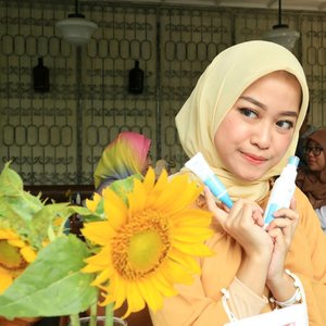 Attending Mustika Puteri Summer in Style ☀
So, finally @mustikaputeriid has launched product for you who has acne problem on shoulder & face ❤
👚Matchy matchy w/ my favourite flower 🌻
.
📸 by @tifanydheanisa
.
@mustikaputeriid & @clozetteid
#MustikaPuteriXClozetteID
#SayonaraJerawat
#AcneTroubleMist
.
.
.
#clozetteid #ootd #beauty #indobeautygram #beautyblogger #beautynesiamember #dailymakeup #blogger #indonesianbeautyblogger #indonesianfemaleblogger #bloggerperempuan #아름다움 #구성하다 #charisceleb