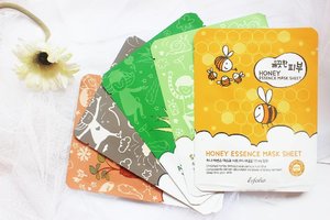 My Night Routine 💆
.
Here's some short review about this mask sheet from @esfolio.indonesia
.
The sheet of this mask is made by 100% cellulose which has a very smooth texture
.
This mask has very much essence so I also can applied it on my neck/hand. The scent is not to strong and I really like it, especially the aloe one.
.
Eventhough I didnt put the mask on the fridge (I always put my sheet mask on the fride, so I'll feel fresh when use it), I still felt some cold sensation and I quite sursprised with that
.
After using this mask every night, my face feel smooth and moisturize.
. ❤❤❤
.
.
.
#clozetteid #beauty #skincare #masksheet #esfolio #koreanskincare #aloe