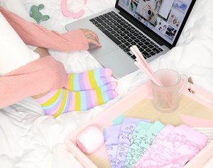 Happy weekend 🤗
Colorful socks from @soockies
.
.
.
#clozetteid #ootd #beauty #indobeautygram #beautyblogger #beautynesiamember #dailymakeup #blogger #facetofeet #indonesianbeautyblogger #indonesianfemaleblogger #bloggerperempuan #아름다움 #구성하다 #charisceleb #socks