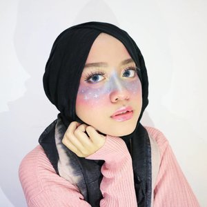 arrived home early yesterday, & ended up creating this galaxy makeup 🌌...#clozetteid #ootd #beauty #indobeautygram #beautyblogger #beautynesiamember #dailymakeup #blogger #indonesianbeautyblogger #indonesianfemaleblogger #bloggerperempuan #아름다움 #구성하다 #charisceleb #galaxy #galaxymakeup