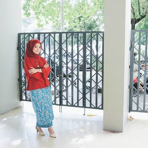 Never thought that red and tosca could be such a perfect combination....#clozetteid #fashion #hijab #beauty #red #bloggerperempuan #beautybloggerjakarta #beautynesiamember #bloggerceriaid