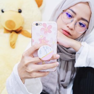 Luv my #authentic popsocket from @popsocketsindo, the ORIGINAL reseller popsockets in Indonesia ❤️This popsocket sticks perfectly and can be moved easily without leaves any mark on the case.Nggak takut lagi handphone gampang jatoh karena tangan suka ceroboh🙄.Jangan lupa cek instagram @popsocketsindo. Ada promo spesial sampai 12 November..#popsocketsindonesia #popsocket #RealPopSocketsID #ClozetteID #RealPopSockets